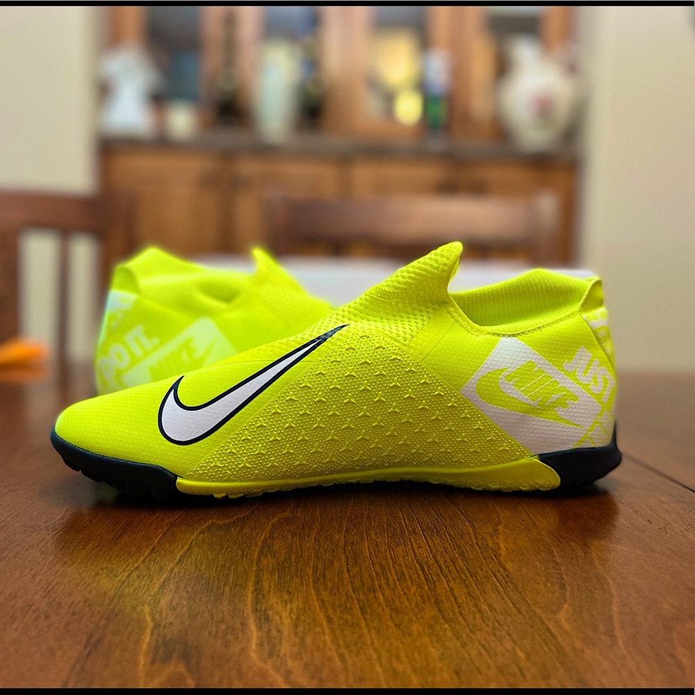 Nike Phantom Vision Academy DF IC Men’s Soccer Shoes, size 11
